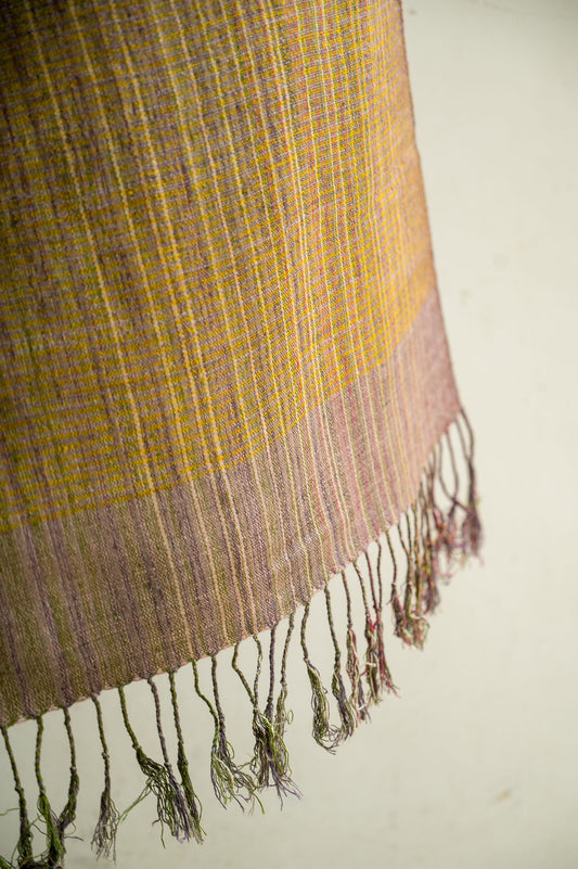 Étole en soie Eri moutarde tissée à la main | Rayé