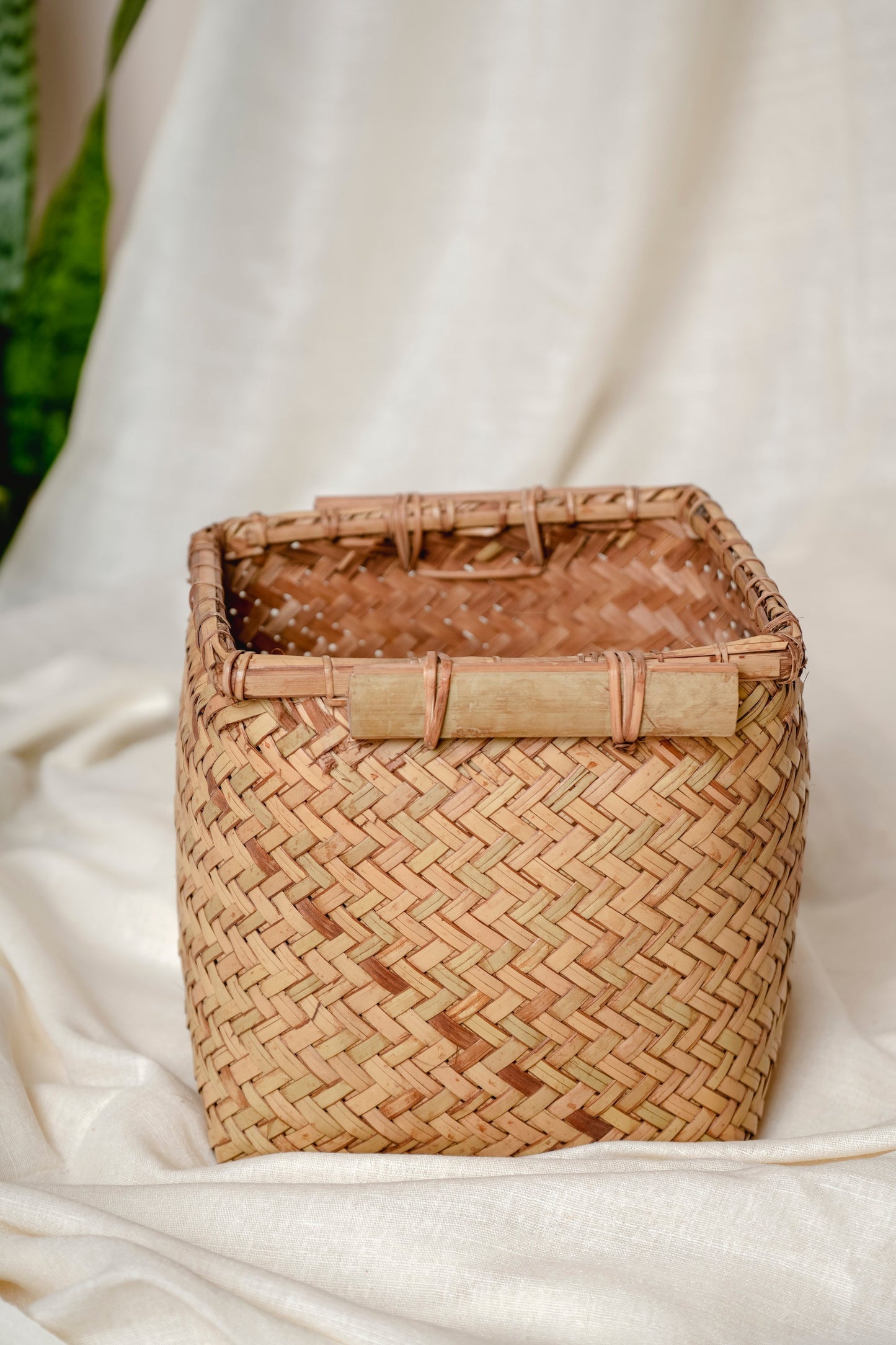 बेज वर्गाकार बांस टोकरी प्लान्टर