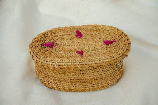 ढक्कन के साथ सुनहरी घास की टोकरी