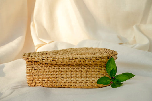 सुनहरी घास का डिब्बा