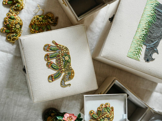 हाथी की कढ़ाई वाला उपहार बॉक्स