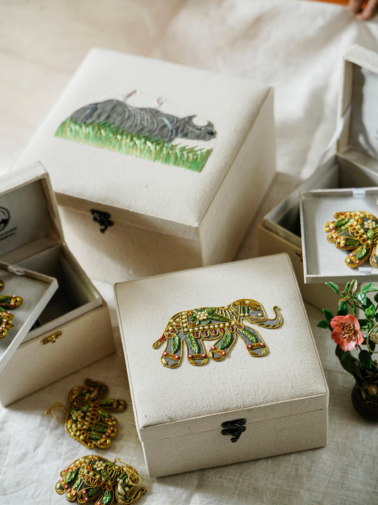 राइनो कढ़ाई किया हुआ उपहार बॉक्स