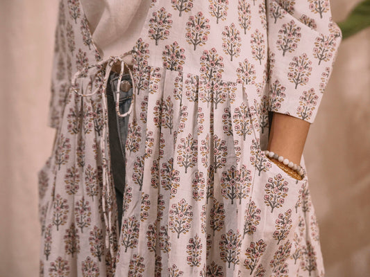 Haussement d’épaules imprimé à la main