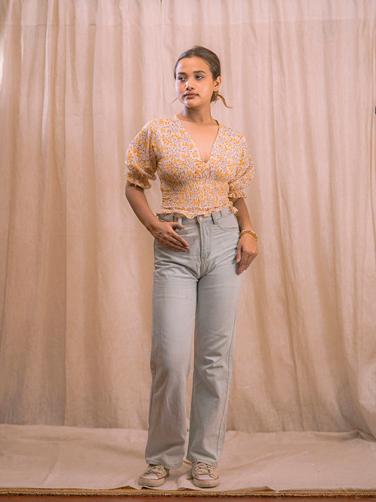 Haut imprimé à manches bouffantes et bloc à la main