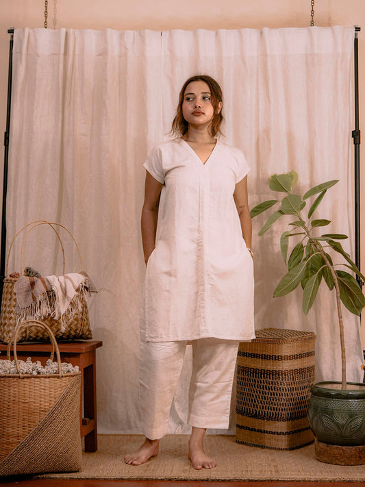 Kurta solide à col en V en coton Kora tissé à la main