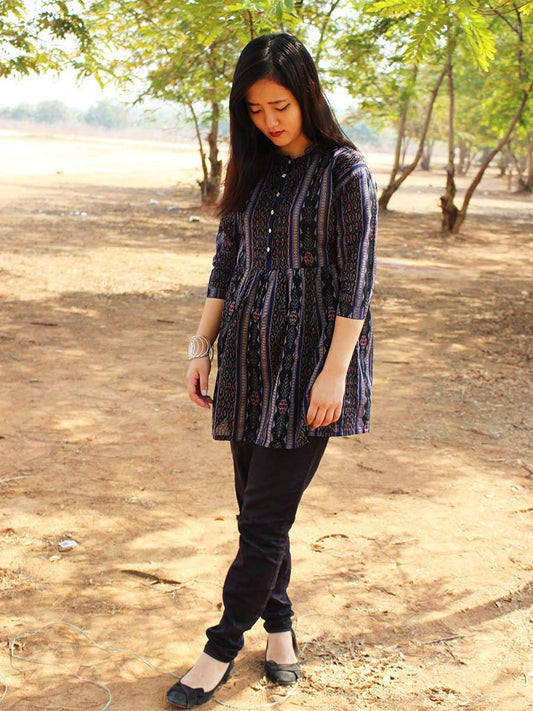 Haut tissé à la main Ikat bleu nuit