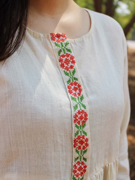 Fleurs blanches | Haut en coton Kora tissé à la main