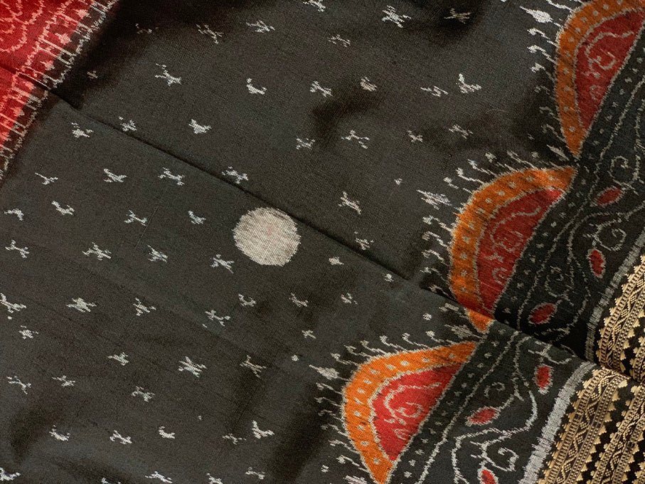 दिव्य चंचलता - रास संबलपुरी इकत सिल्क साड़ी (ऑर्डर पर निर्मित)