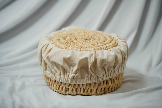 फैब्रिक लाइनिंग के साथ कौना घास की टोकरी