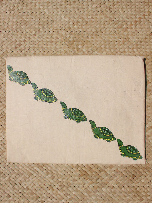 Olive Turtle Patta Chitra Étui pour ordinateur portable peint à la main S