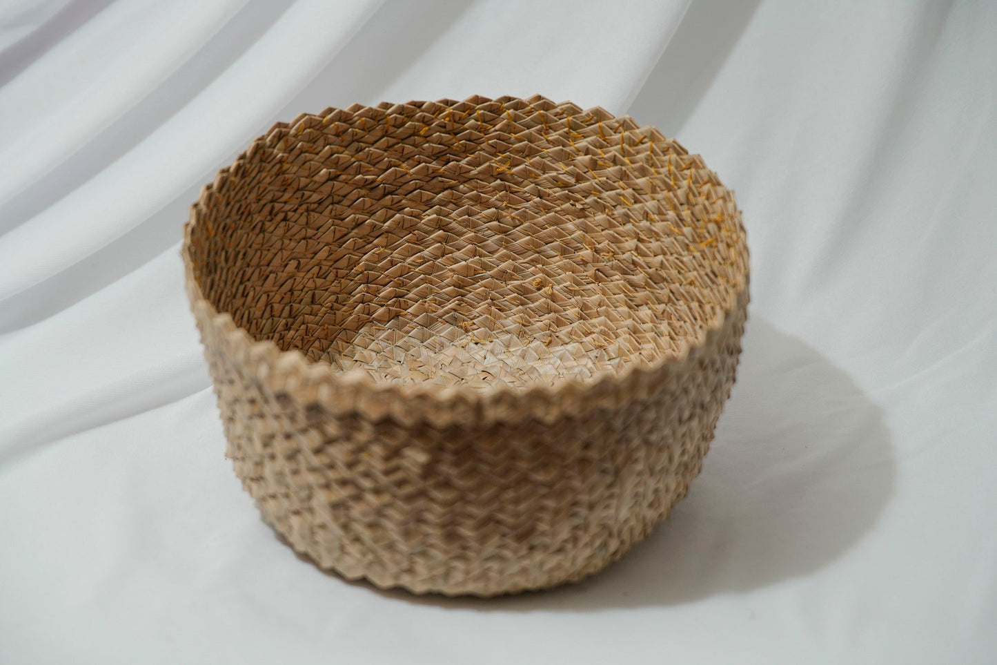 खजूरी पत्ता हेक्सा - पैटर्न वाली घास की टोकरी