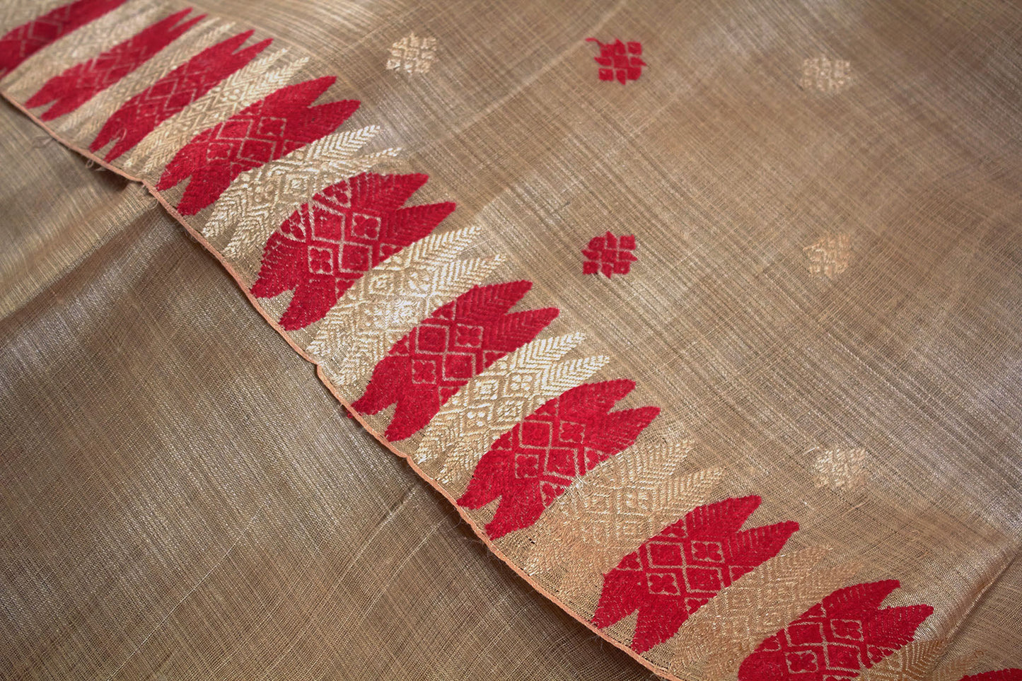 बुनी हुई सीमा के साथ सोने और लाल असम मुगा हैंडलूम सिल्क साड़ी (ऑर्डर करने के लिए बनाई गई)