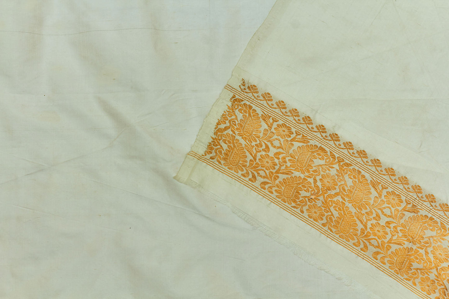 Baby Ivory Assam Pat Handloom Silk Sari (Fabriqué sur commande)