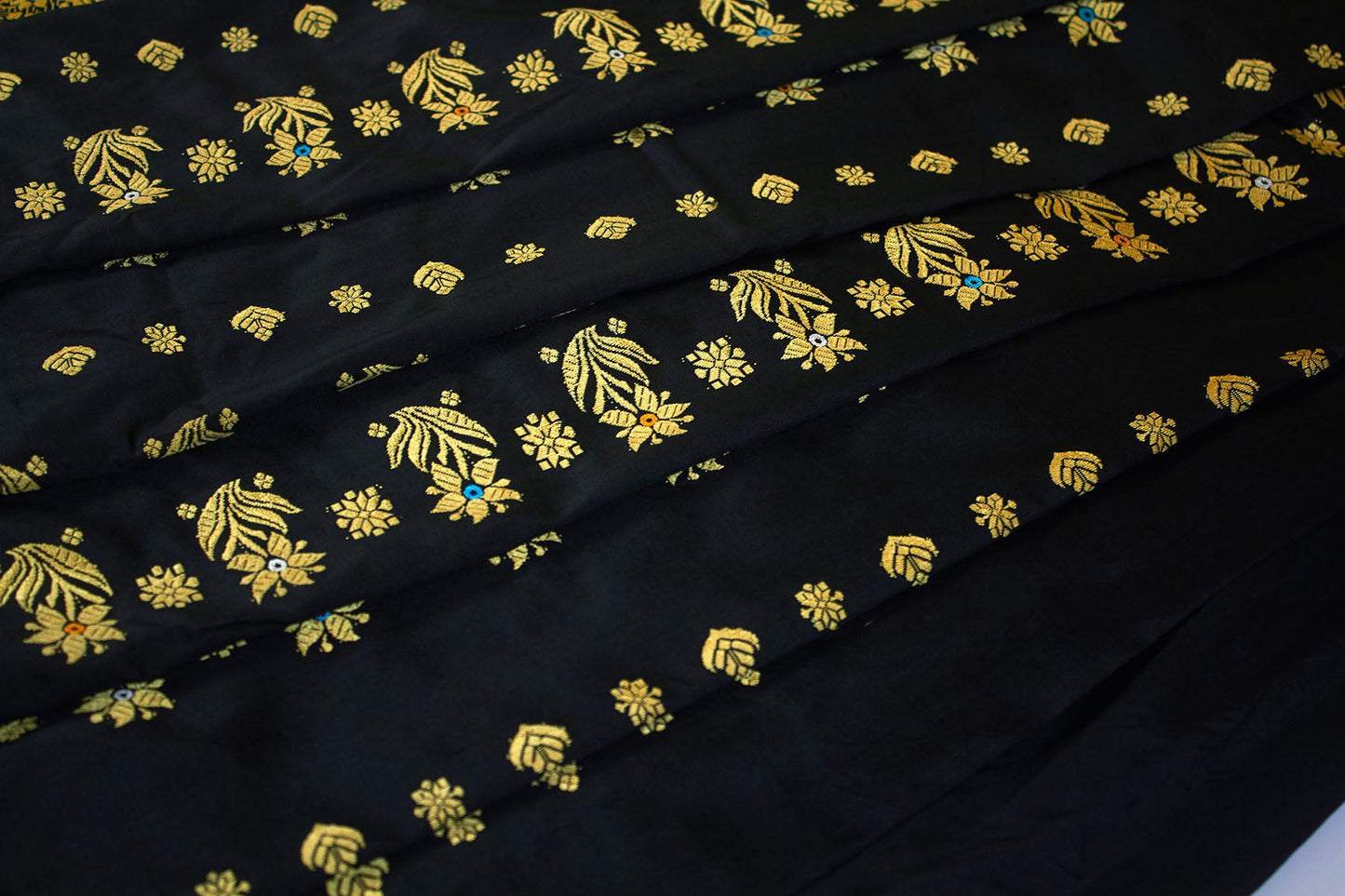 Sari en soie noir et or Assam Pat Handloom (fait sur commande)