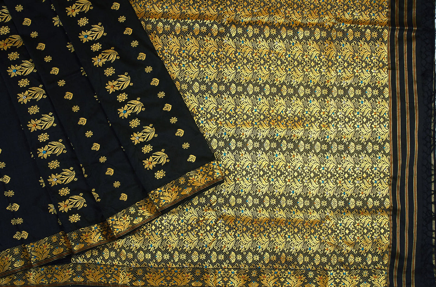 Sari en soie noir et or Assam Pat Handloom (fait sur commande)
