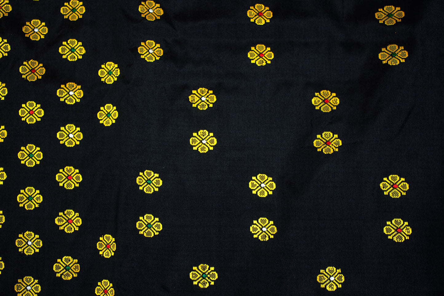Fleur noire et dorée Assam Pat Handloom Silk Sari (fait sur commande)