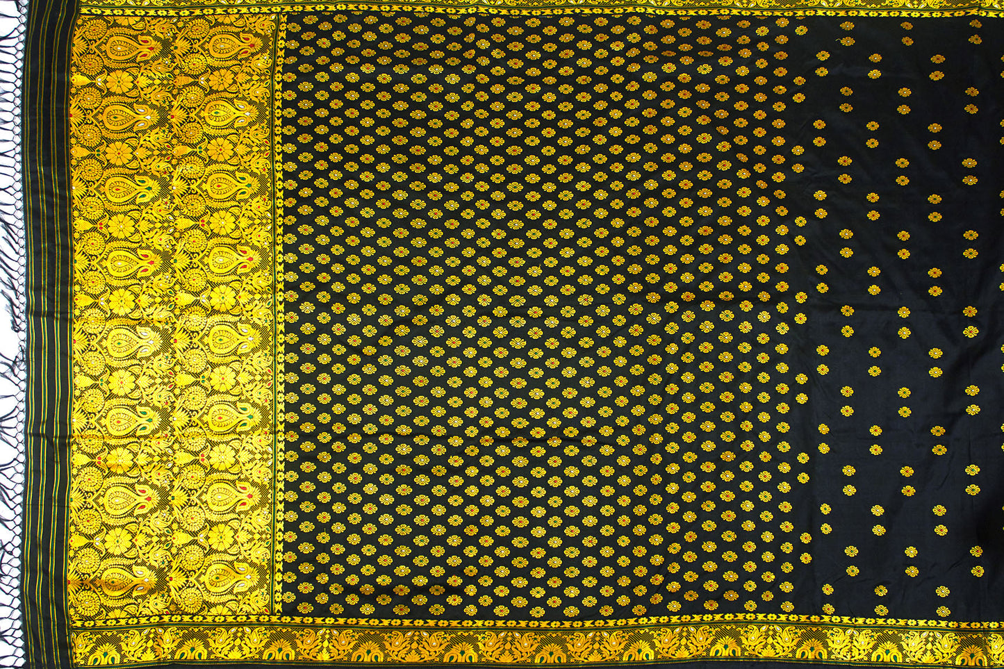 Fleur noire et dorée Assam Pat Handloom Silk Sari (fait sur commande)