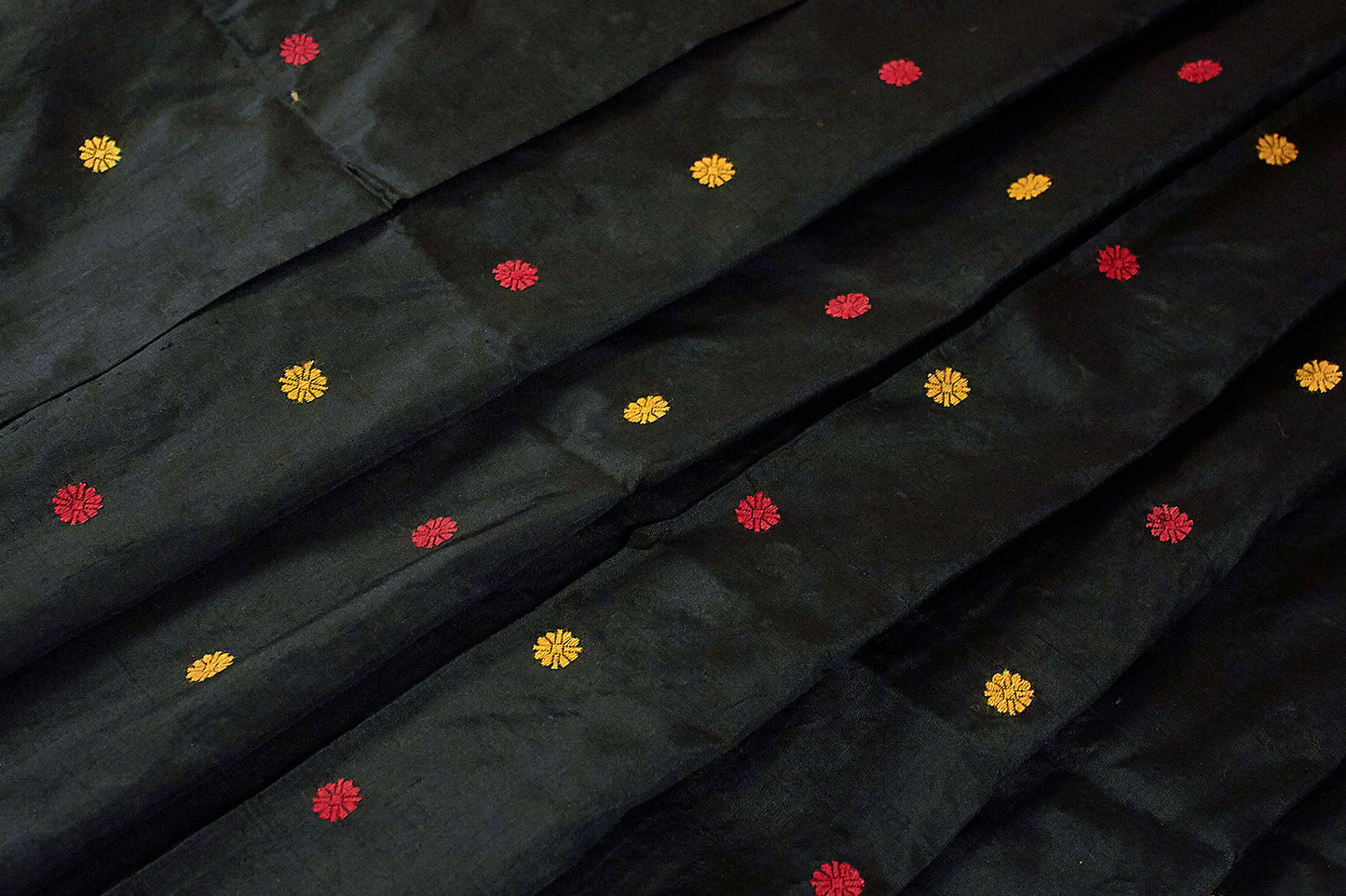 काली प्राकृतिक रंग की हथकरघा सिल्क साड़ी (ऑर्डर पर निर्मित)