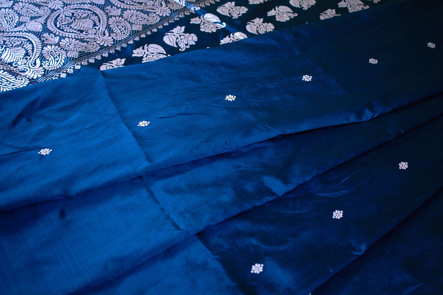 Sari en soie de mûrier teint naturel indigo (fait sur commande)