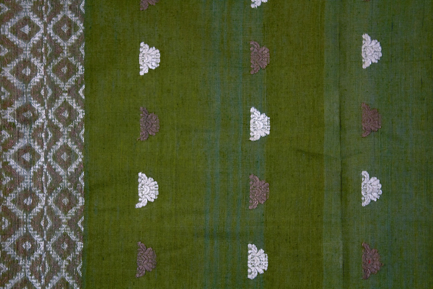 Sari en soie tissé à la main Assam Eri vert mousse