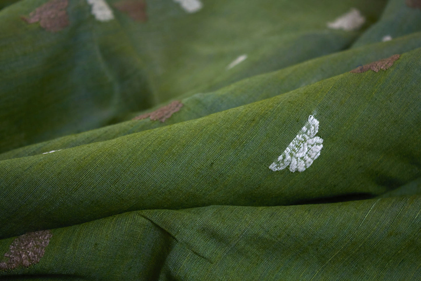 Sari en soie tissé à la main Assam Eri vert mousse