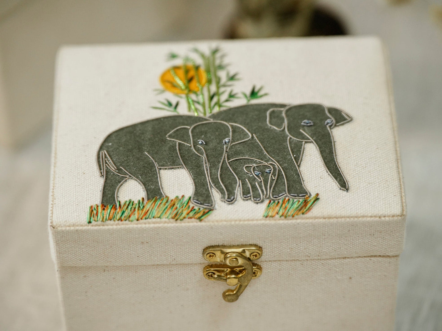 Boîte souvenir brodée d’éléphant 