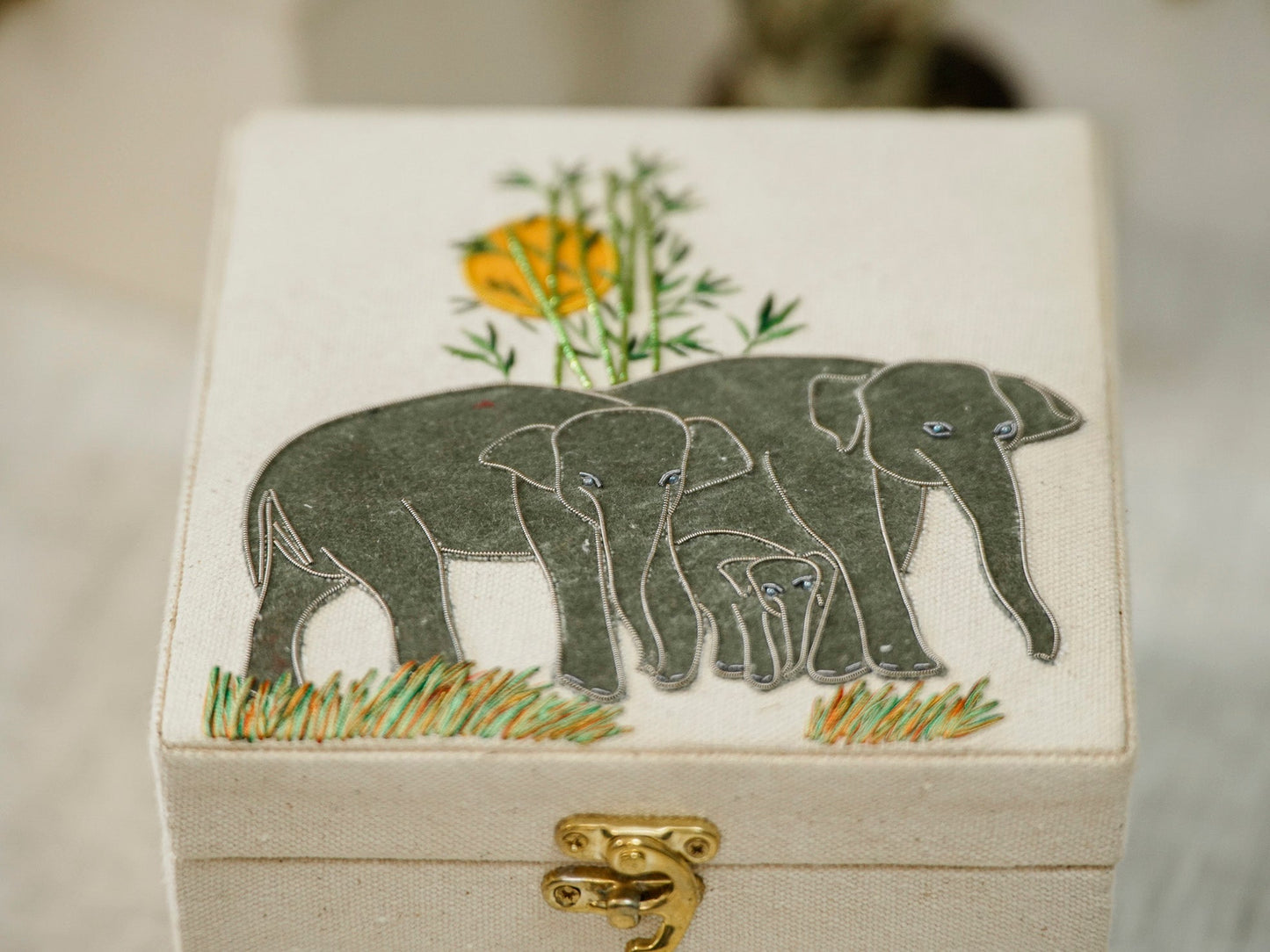 हाथी की कढ़ाई वाला उपहार बॉक्स 