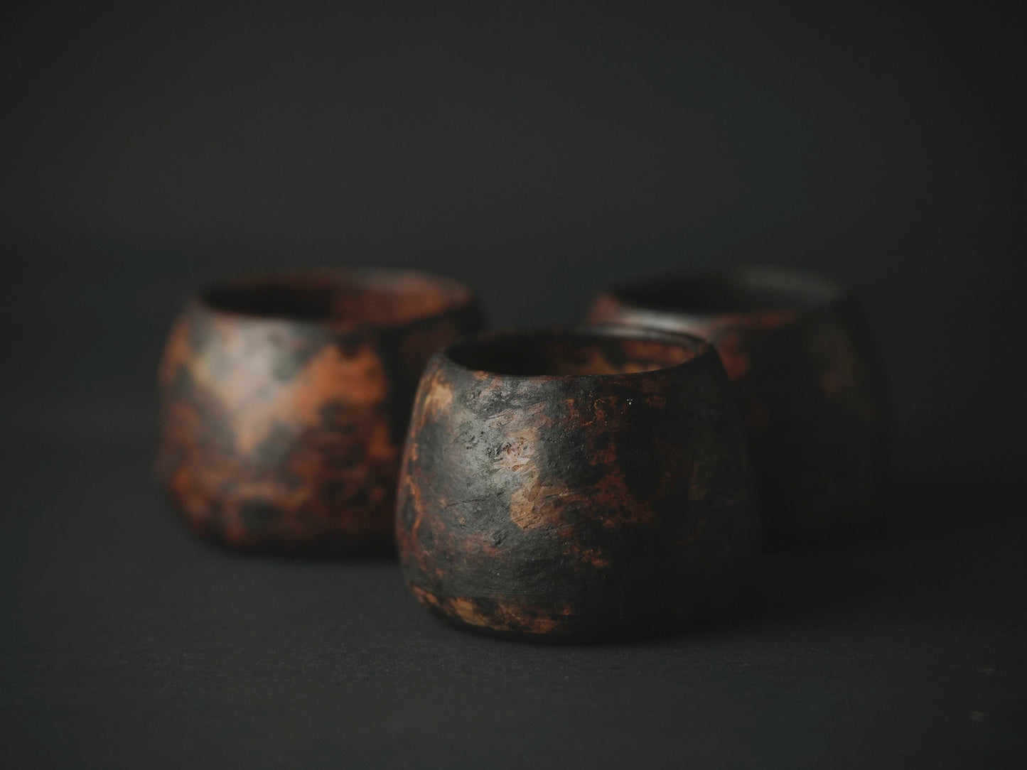 Tasses à thé fossiles de poterie noire