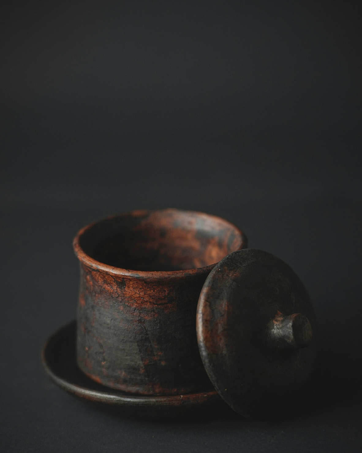 Tasse à thé en poterie noire avec couvercle