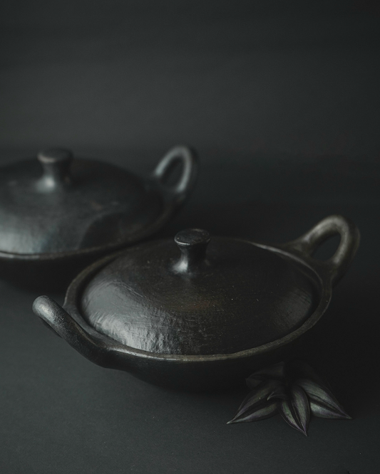 Kadhai de poterie noire Longpi avec couvercle