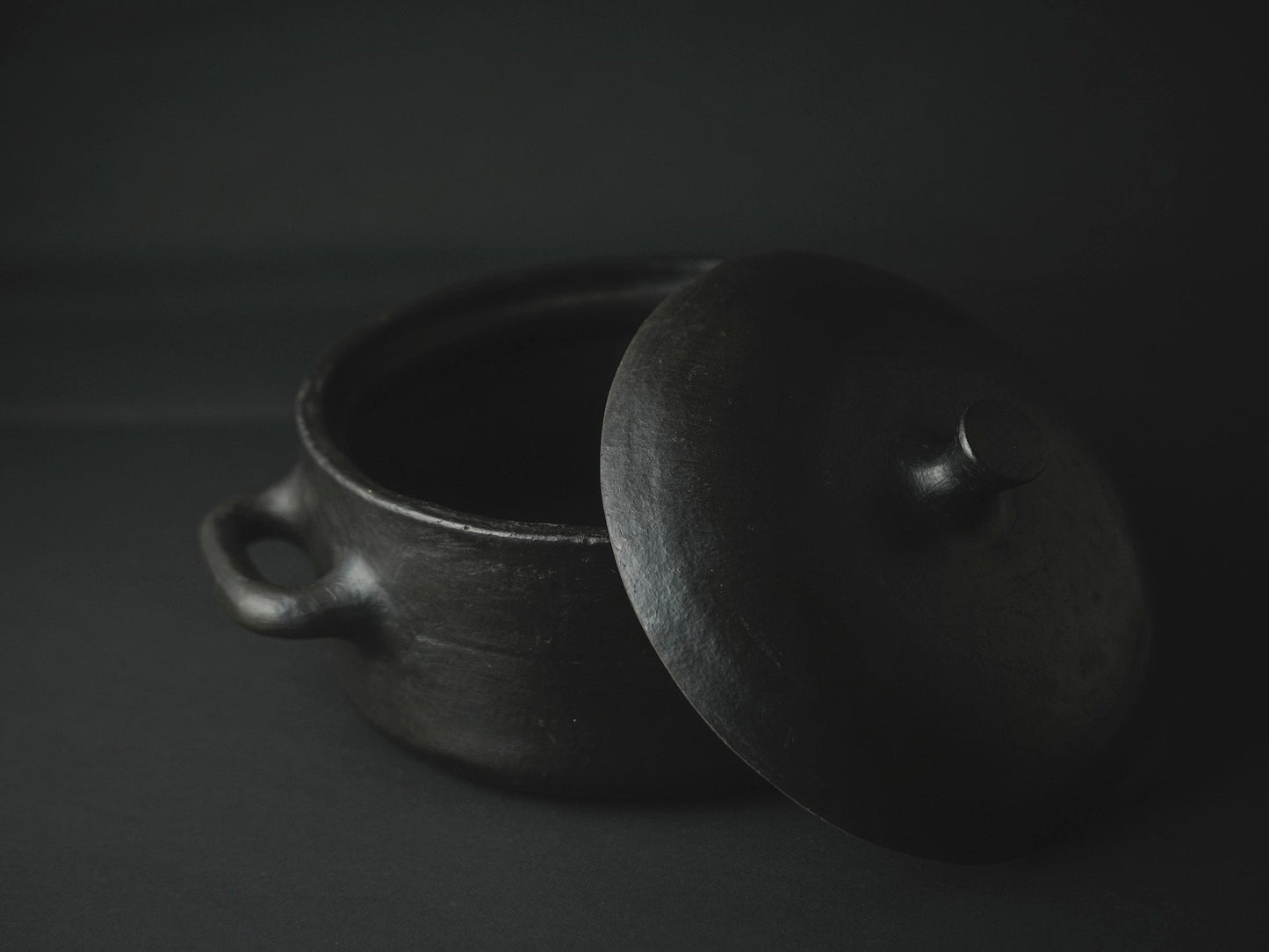 Casserole en grès de poterie noire Longpi | 2 litres