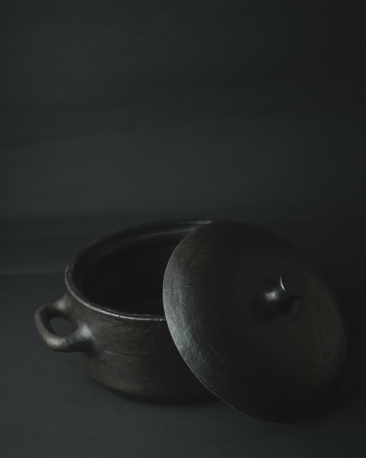 Casserole en grès de poterie noire Longpi | 2 litres