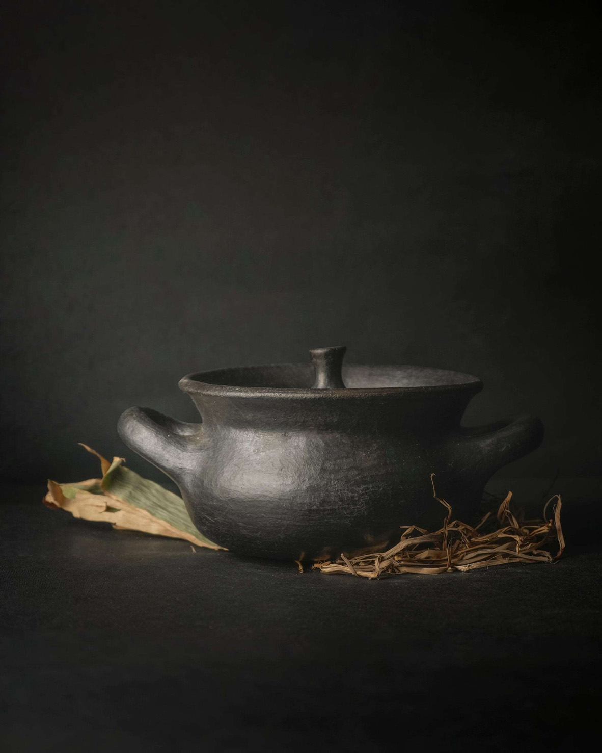 Casserole ou marmite en grès de poterie noire Longpi 