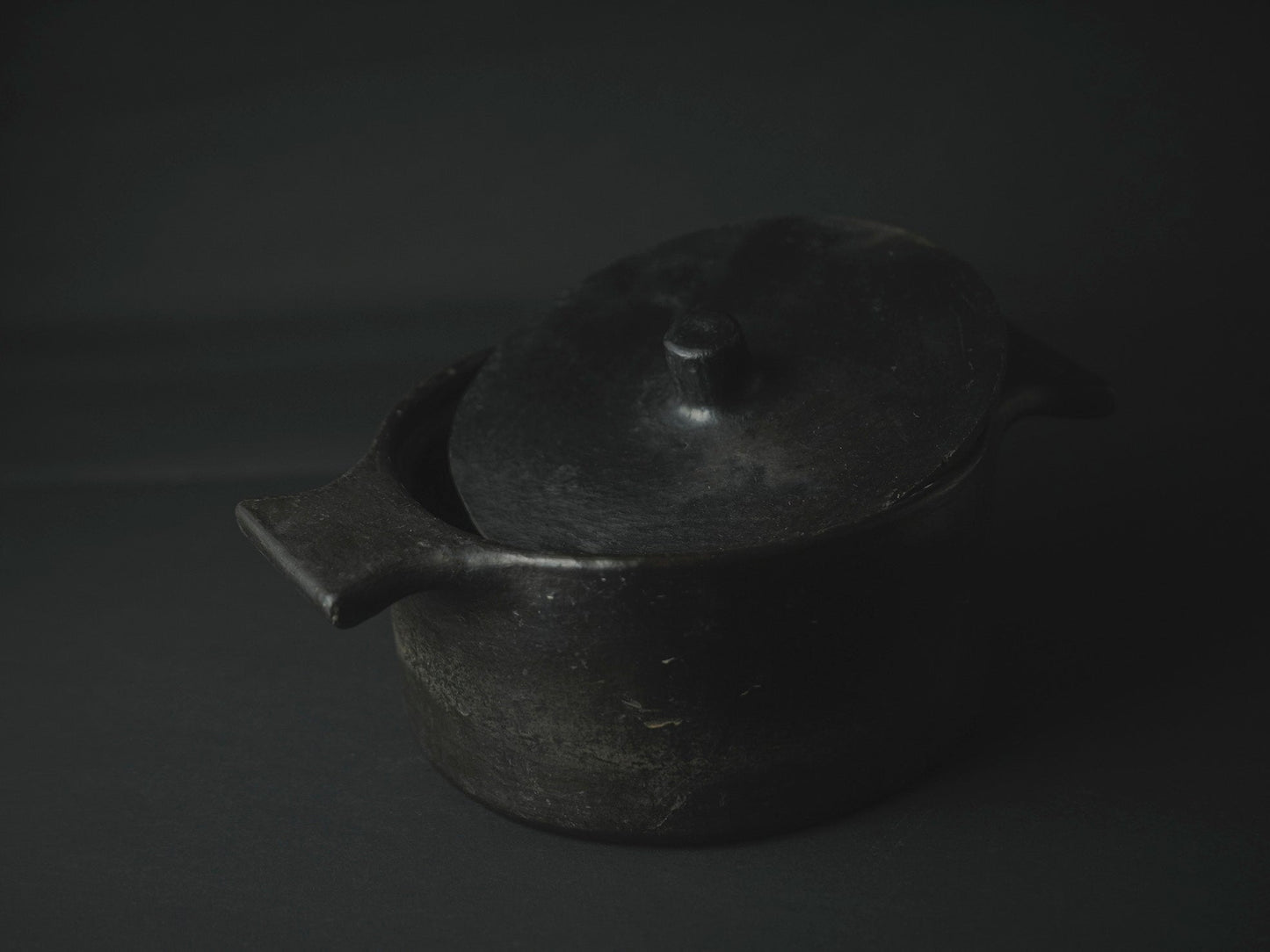 Cocotte en grès de poterie noire Longpi avec ailes à rabat 2 litres
