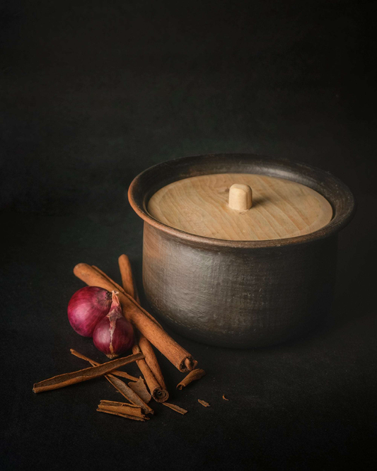 Marmite en grès de poterie noire Longpi avec couvercle en bois - 6L