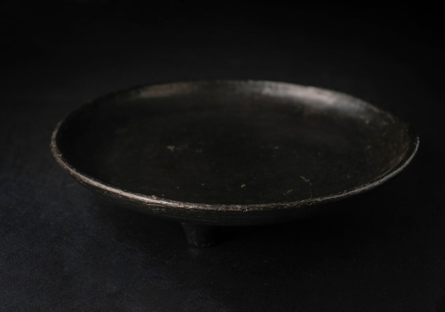 Plateau de service polyvalent Longpi Black Pottery Stoneware avec un pied de dessous de plat