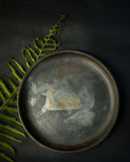 Assiette ronde en grès de poterie noire Longpi