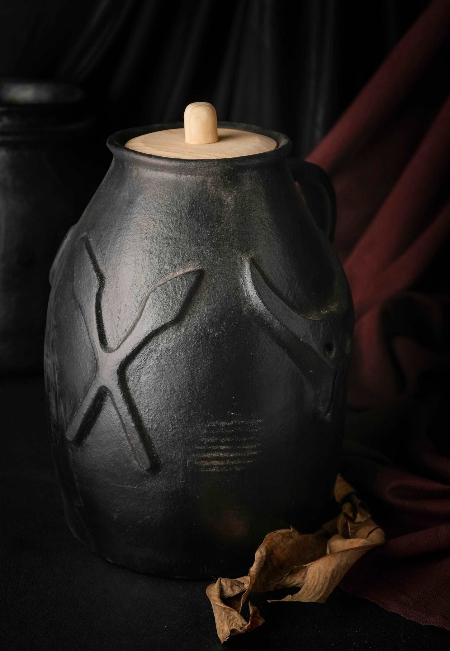 Pot de brassage ancien de Zam en poterie noire de Longpi 