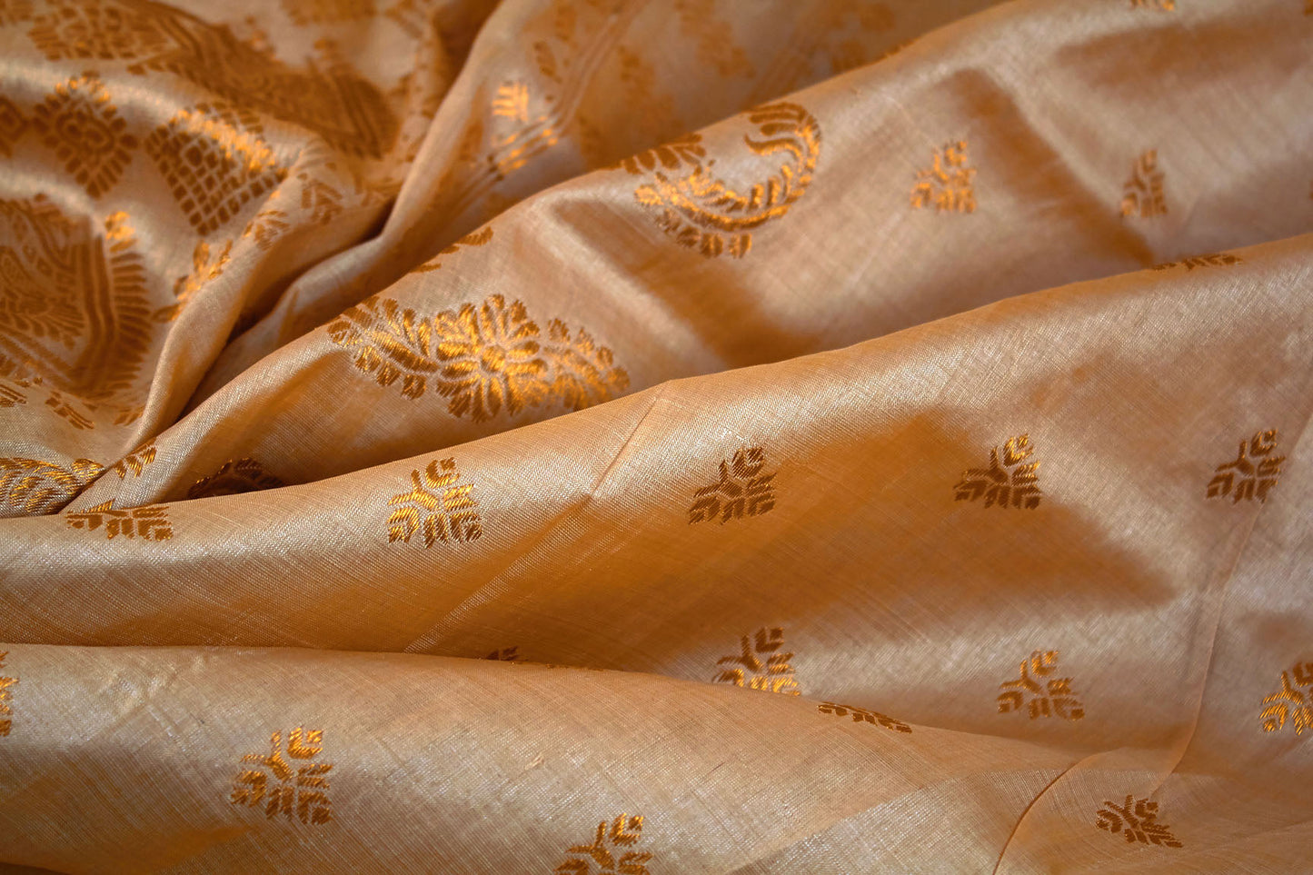 Bronze Assam Pat Muga Handloom Silk Sari (Fabriqué sur commande)