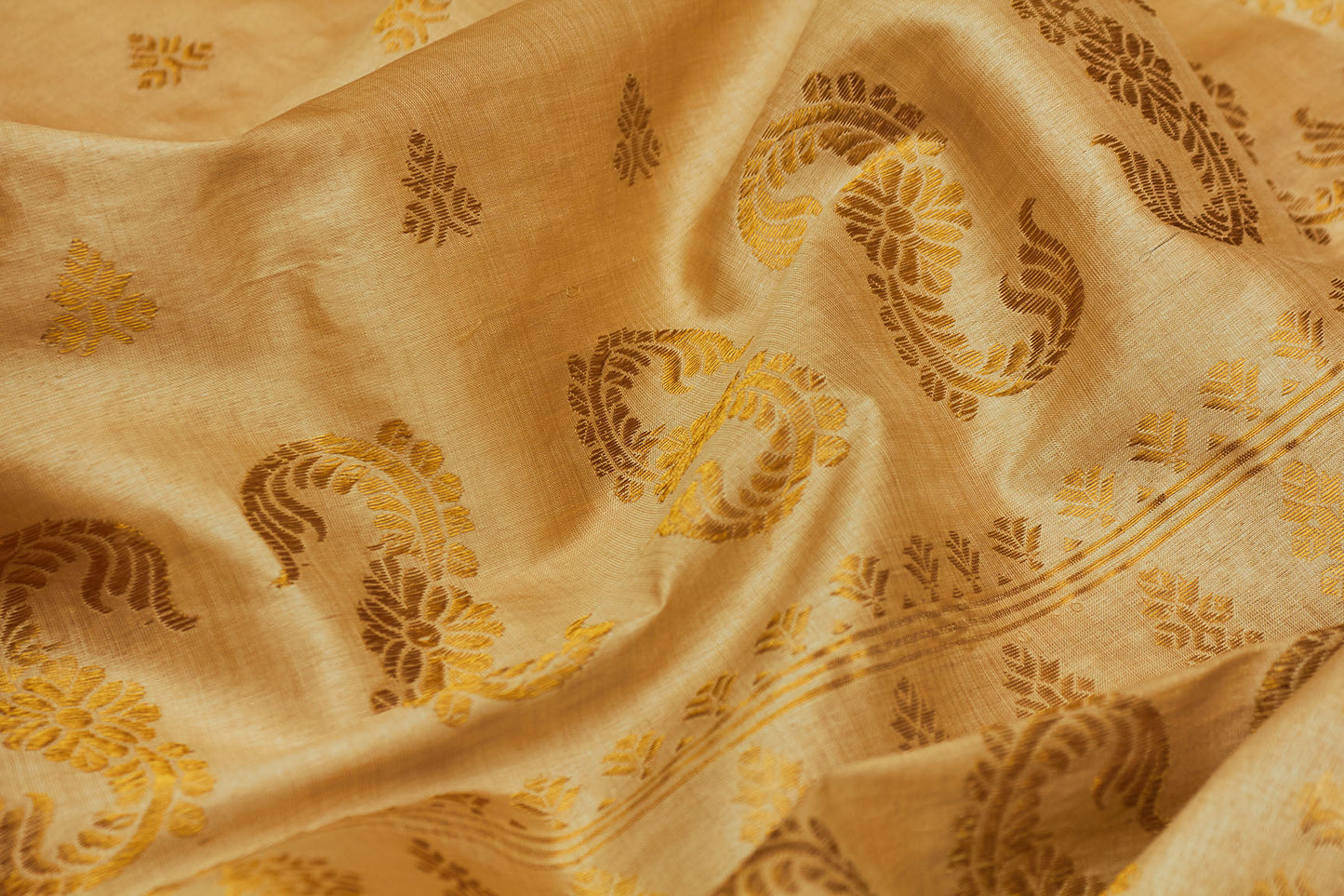 Bronze Assam Pat Muga Handloom Silk Sari (Fabriqué sur commande)