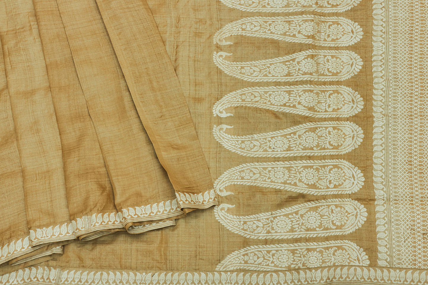 Or et ivoire Assam Muga Handloom Silk Sari (fait sur commande)