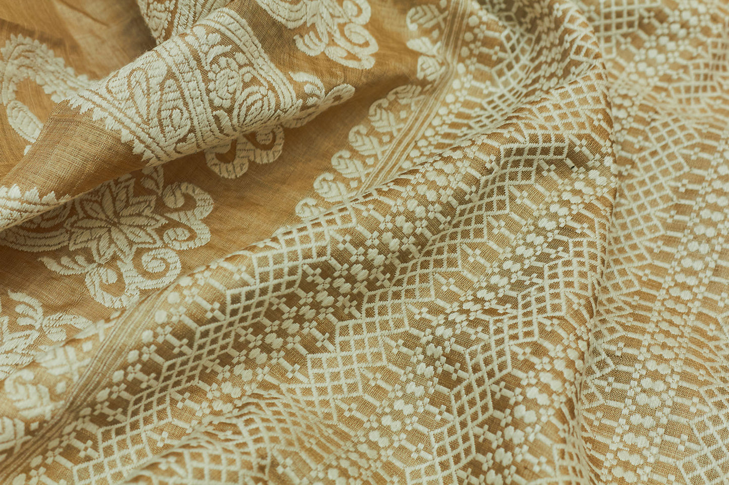 Or et ivoire Assam Muga Handloom Silk Sari (fait sur commande)