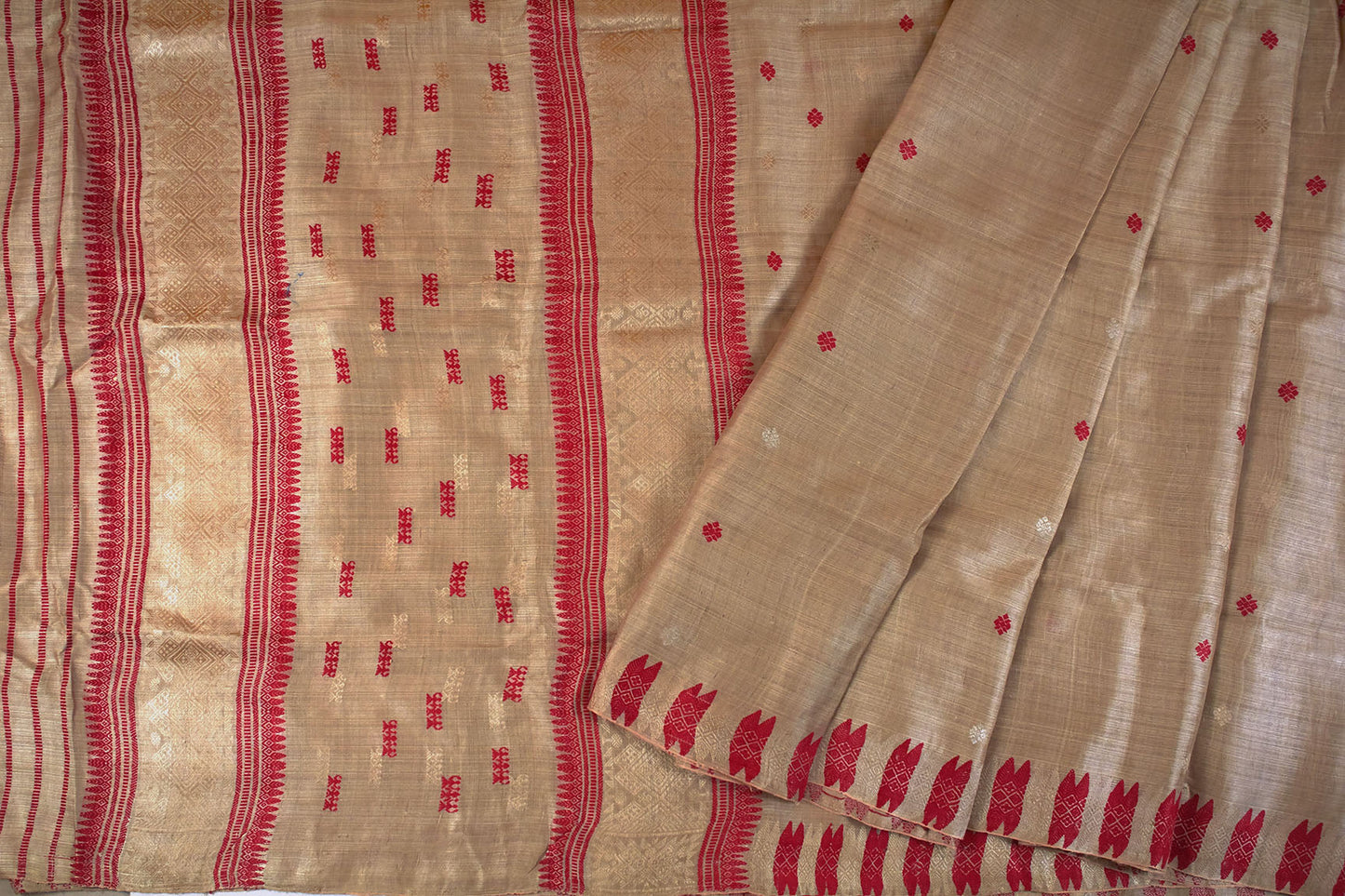 Sari en soie Assam Muga Handloom doré et rouge avec bordure tissée (fait sur commande)