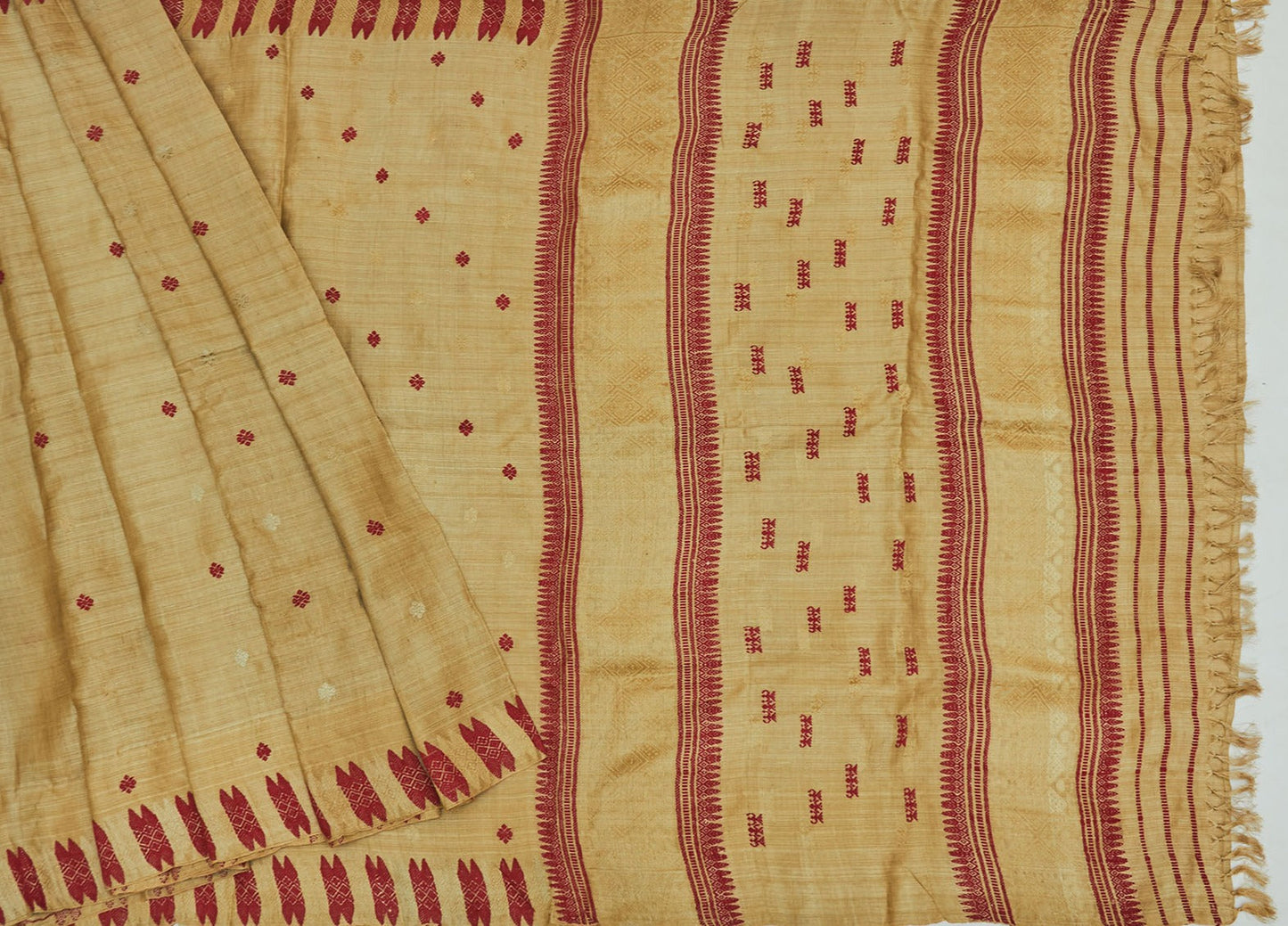 बुनी हुई सीमा के साथ सोने और लाल असम मुगा हैंडलूम सिल्क साड़ी (ऑर्डर करने के लिए बनाई गई)