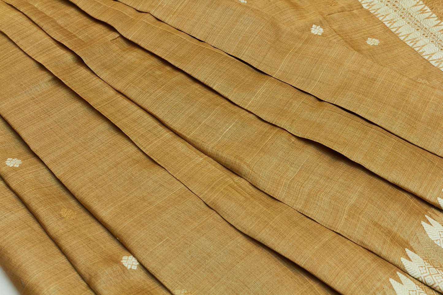 Sari en soie Golden Assam Muga Handloom avec bordure tissée (fait sur commande)