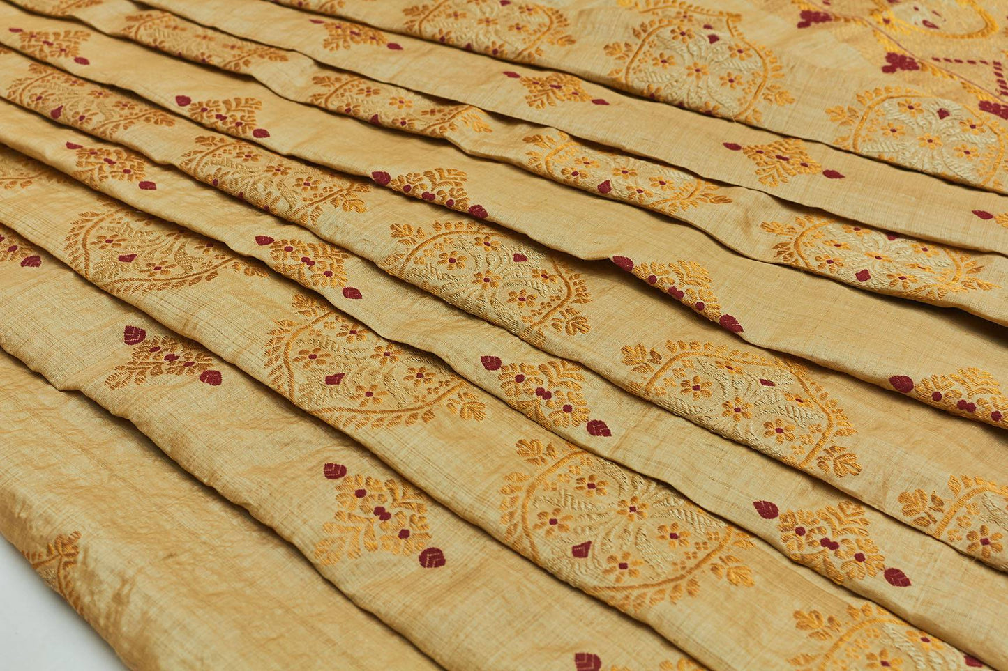 Le Kham Assam Muga Handloom Silk Sari (Fabriqué sur commande)